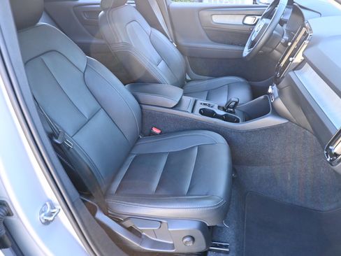 Used 2025 Volvo XC40 B5 Core image 21