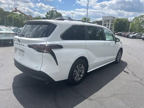 Used 2025 Toyota Sienna LE image 4