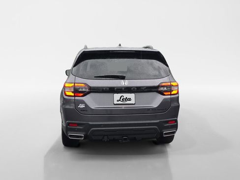 Certified 2025 Honda Pilot Black Edition image 5