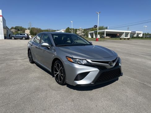 Certified 2020 Toyota Camry SE image 3