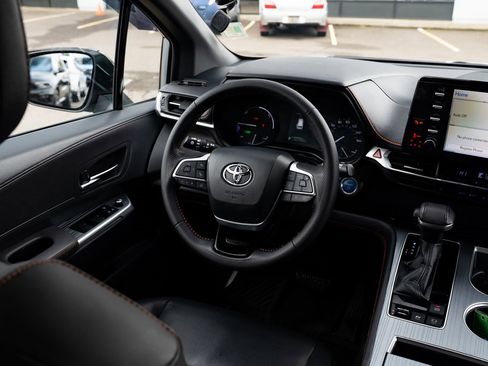 Used 2021 Toyota Sienna XSE image 9