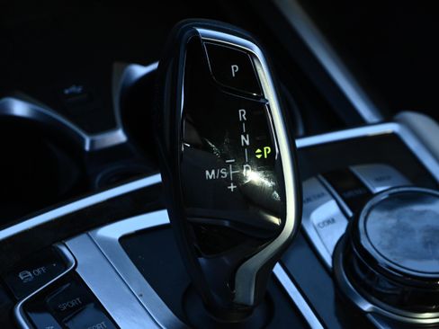 Used 2020 BMW 750i xDrive w/ Executive Package image 17