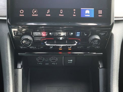 Used 2023 Jeep Grand Cherokee L Limited w/ Luxury Tech Group II image 18