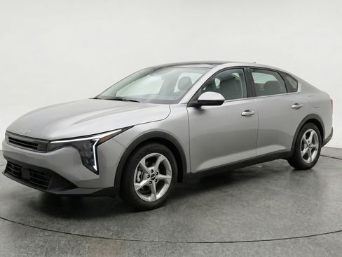 Used 2025 Kia K4 FWD image 2