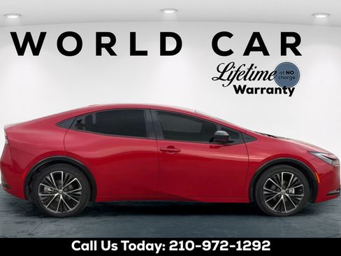 Used 2024 Toyota Prius XLE FWD image 3