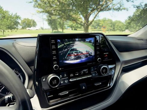 Used 2021 Toyota Highlander XLE AWD/4WD image 19