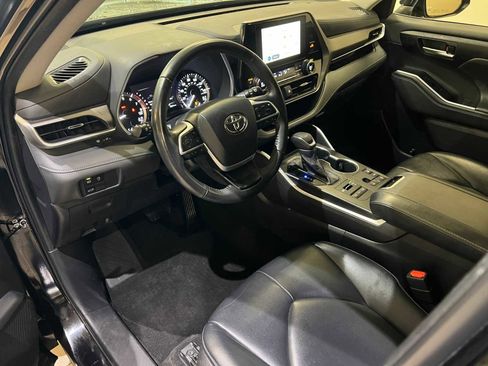 Certified 2023 Toyota Highlander XLE image 2