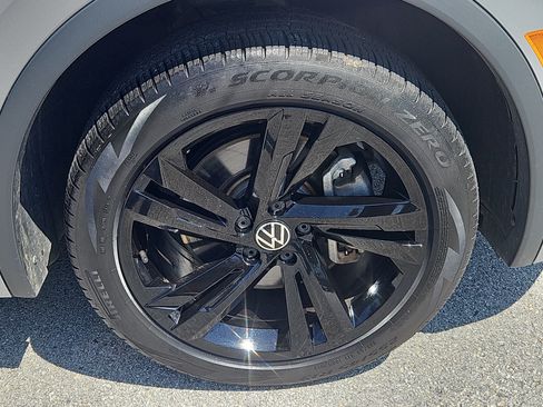 Certified 2024 Volkswagen Tiguan SE R-Line AWD/4WD image 31