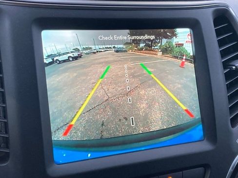 Used 2023 Jeep Cherokee Altitude Lux image 22