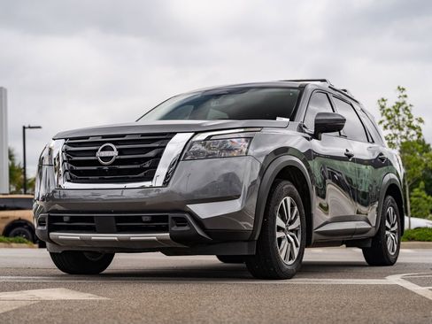 Used 2025 Nissan Pathfinder SL AWD/4WD image 3