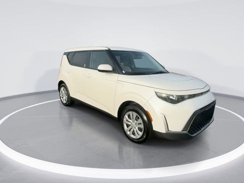 Used 2024 Kia Soul LX image 2