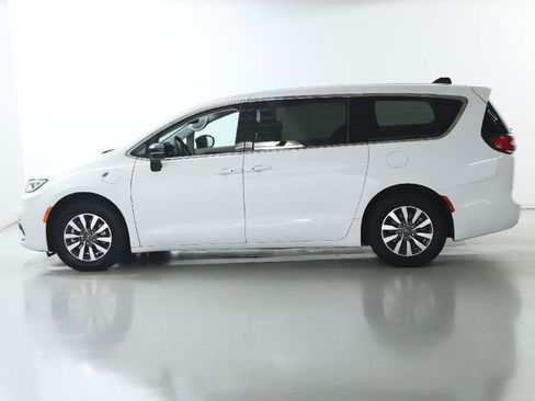 Used 2024 Chrysler Pacifica Select image 37