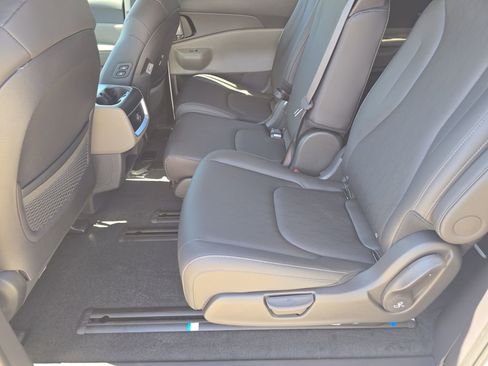 New 2026 Kia Carnival EX FWD image 17