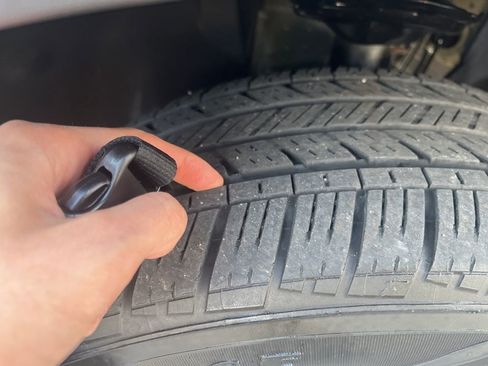 Certified 2023 Volkswagen Taos SE w/ Panoramic Sunroof Package image 4