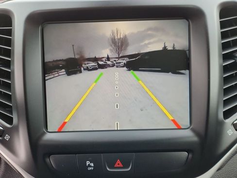 Used 2018 Jeep Cherokee Trailhawk w/ Cold Weather Group image 19