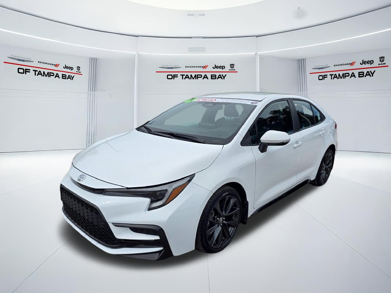 Used 2024 Toyota Corolla SE FWD image 2