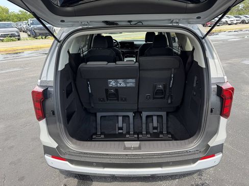 New 2027 Kia Carnival LX FWD image 13