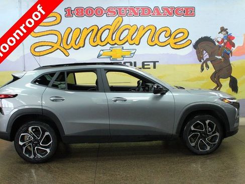Used 2025 Chevrolet Trax RS w/ Sunroof Package image 1
