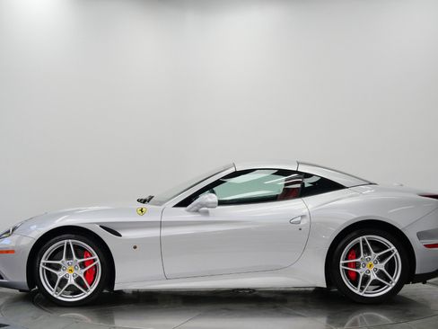 Used 2017 Ferrari California T image 6