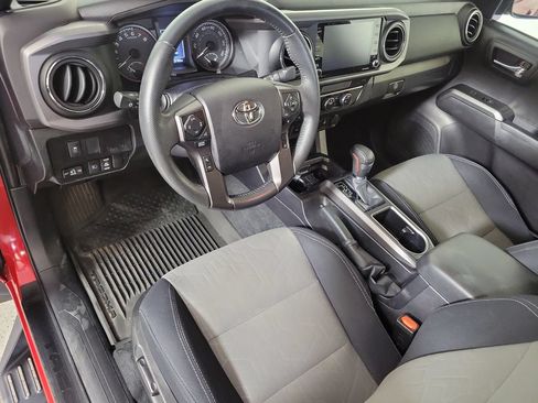 Used 2022 Toyota Tacoma TRD Off-Road w/ Technology Package AWD/4WD image 11