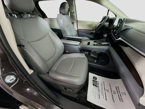 Used 2024 Toyota Sienna XLE FWD image 19