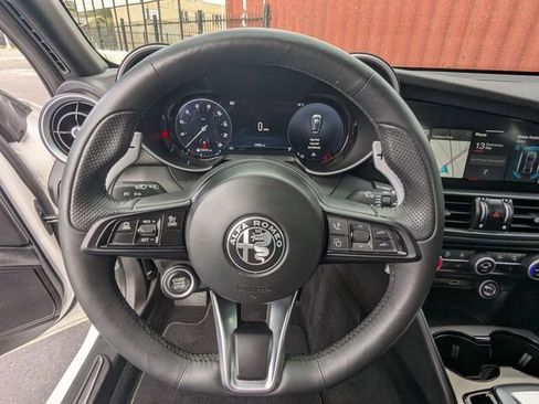 Used 2025 Alfa Romeo Giulia AWD image 21