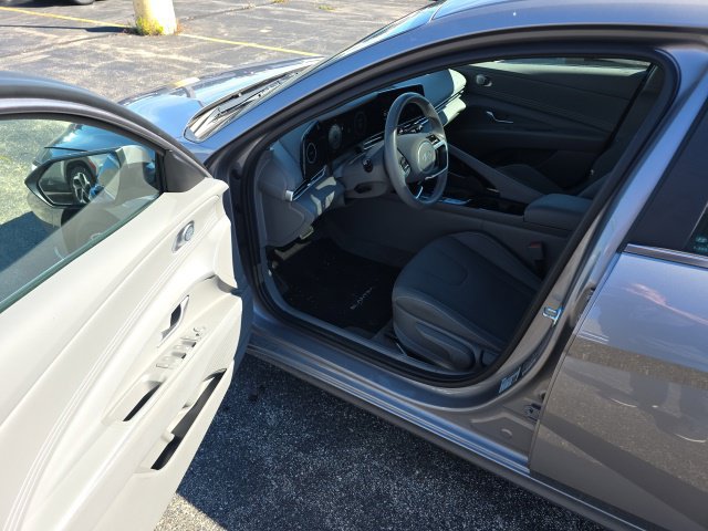 Certified 2025 Hyundai Elantra SEL w/ Cargo Package FWD image 6