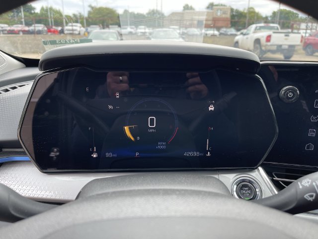 Used 2025 Chevrolet Trax LT FWD image 2
