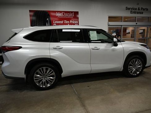 Used 2022 Toyota Highlander Platinum image 5