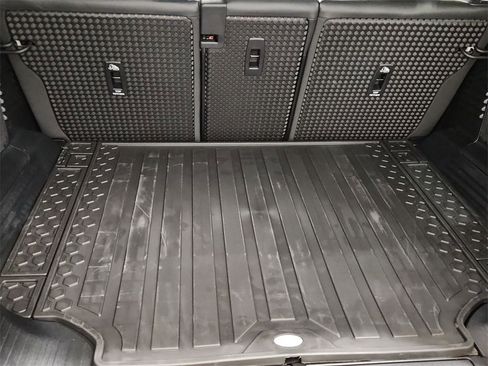 Used 2025 Land Rover Defender 110 X-Dynamic SE image 30