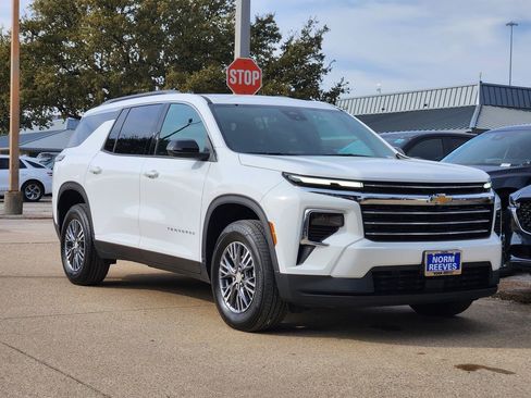 Used 2026 Chevrolet Traverse LT image 3