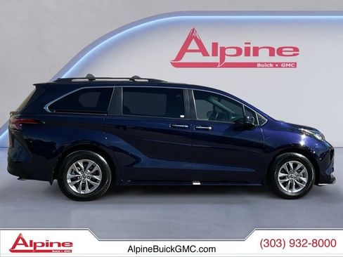 Used 2022 Toyota Sienna XLE image 6
