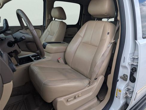 Used 2011 GMC Yukon XL SLT w/ SLT-2 Equipment Package image 11