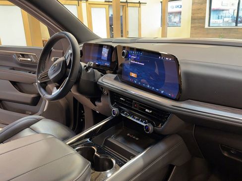 Used 2025 Chevrolet Suburban Z71 image 24