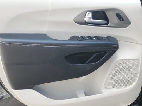 Used 2023 Chrysler Pacifica Touring-L FWD image 26