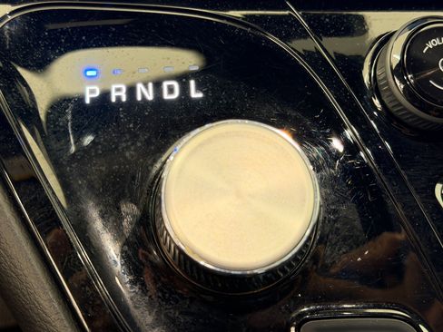 Used 2025 Chrysler Pacifica Select image 27