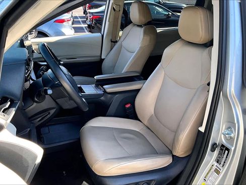 Used 2021 Toyota Sienna XLE image 8