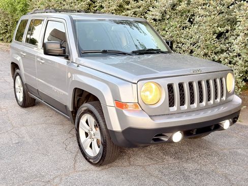 Used 2014 Jeep Patriot Latitude AWD/4WD image 4