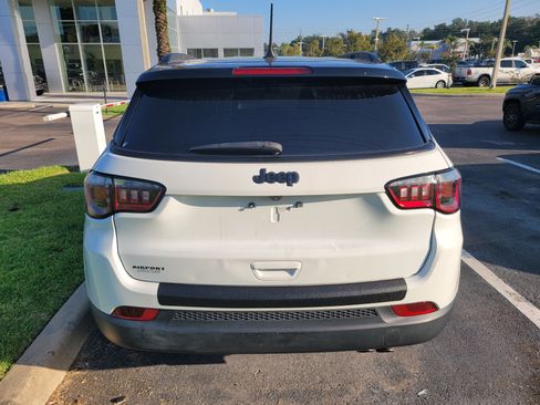 Used 2022 Jeep Compass Latitude FWD image 5