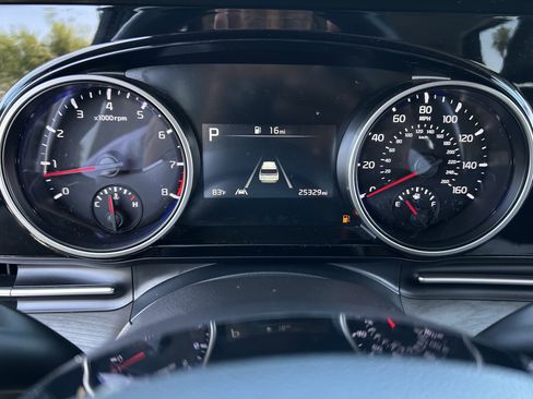 Used 2024 Kia Carnival EX FWD image 31