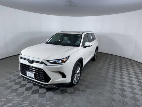 Used 2024 Toyota Grand Highlander AWD image 3