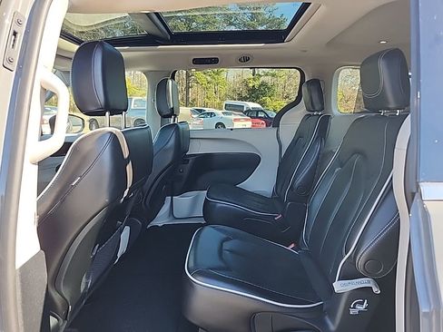 Used 2023 Chrysler Pacifica Limited image 29