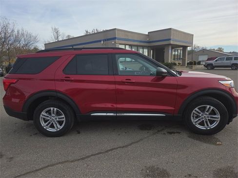 Certified 2022 Ford Explorer XLT w/ Equipment Group 202A image 15