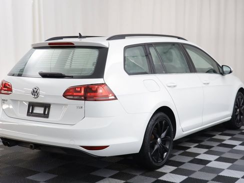 Used 2016 Volkswagen Golf SE image 16
