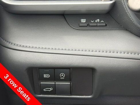Used 2023 Toyota Highlander LE FWD image 31