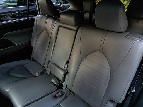 Used 2023 Toyota Highlander AWD image 21