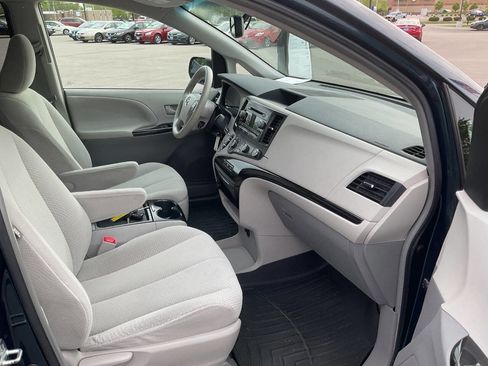 Used 2011 Toyota Sienna LE w/ Preferred Pkg FWD image 39
