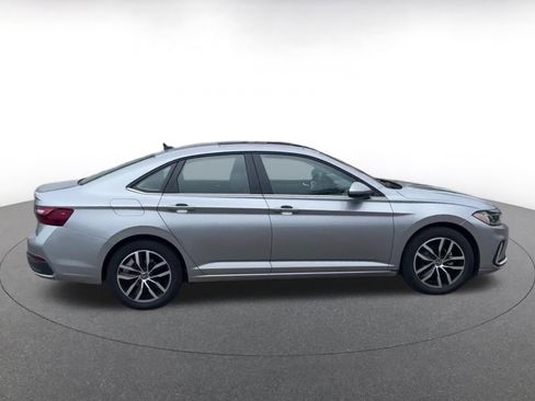 Used 2025 Volkswagen Jetta SE image 16