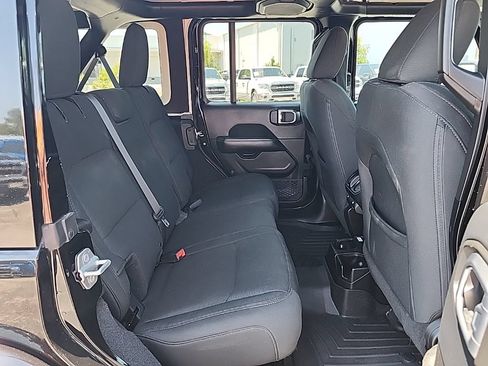 Used 2018 Jeep Wrangler Unlimited Sahara AWD/4WD image 38