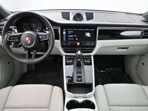 Certified 2025 Porsche Macan AWD/4WD image 6